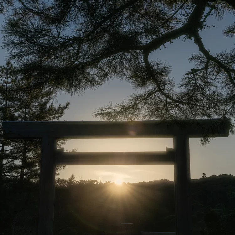 宇治橋鳥居と朝日（伊勢神宮内宮）