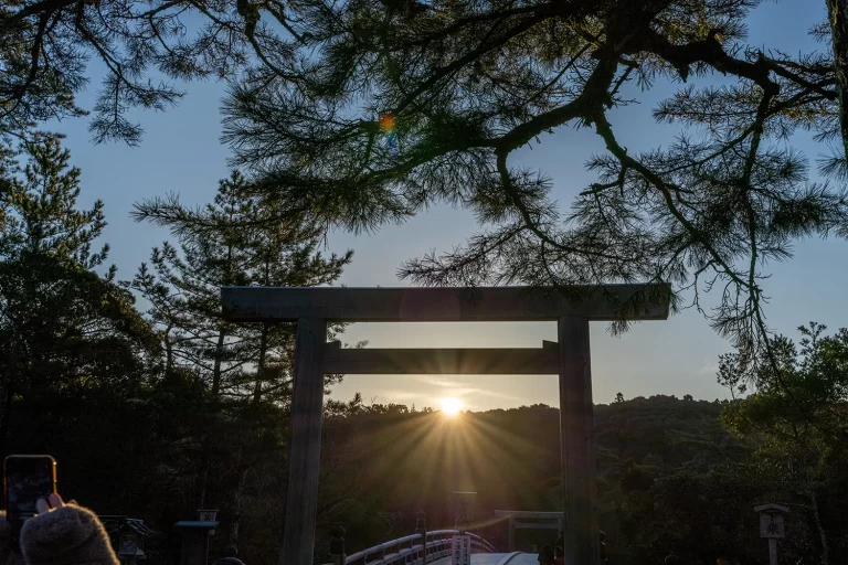宇治橋鳥居と朝日２（伊勢神宮内宮）