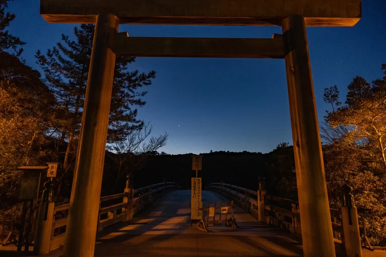 夜明け前の宇治橋鳥居（伊勢神宮内宮）