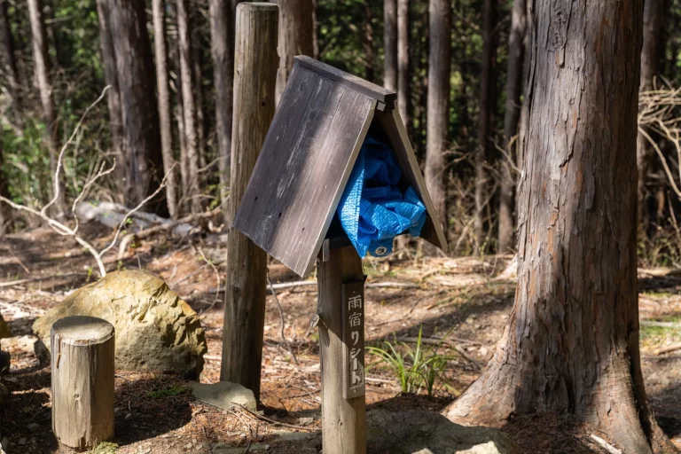 一ノ尾尾根の雨宿りシート