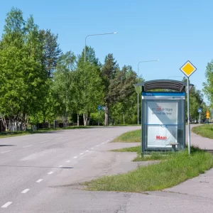 キルナ郊外の道とバス停＜L＞