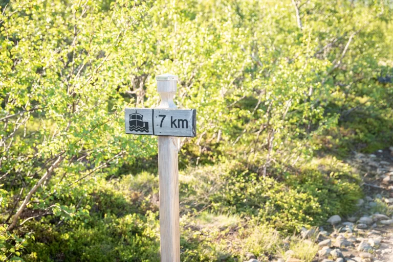 船着き場までの看板