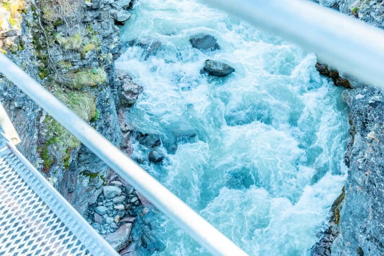 吊り橋の下を流れる急流