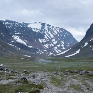シンギとケブネカイセの間の山と湿地帯<L>