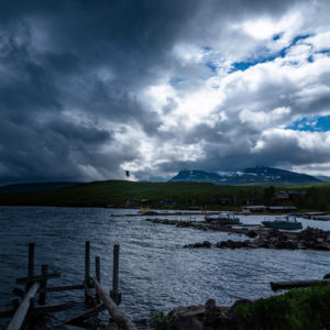 空が分かれたトーネ湖の景色<XXL>
