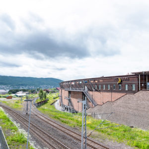 ナルヴィクのショッピングモールと線路<L>