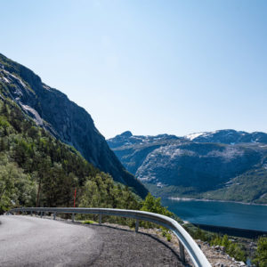 Ringedalsvatnet Lakeと舗装路<L>