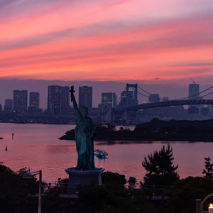 お台場の自由の女神像と夕焼け＜L＞
