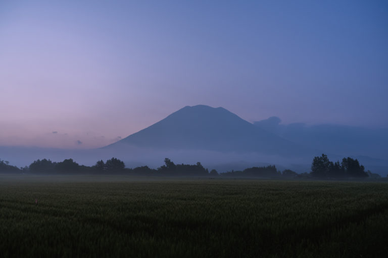 夜明けの羊蹄山