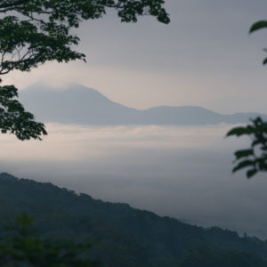 雲に浮かぶ山＜L＞