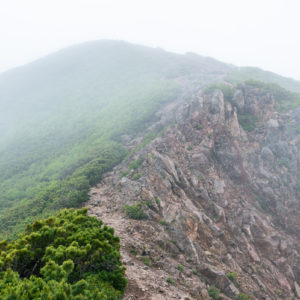 雲の中の斜里岳山頂間近＜L＞