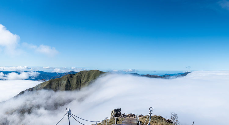 剣山山頂での滝雲