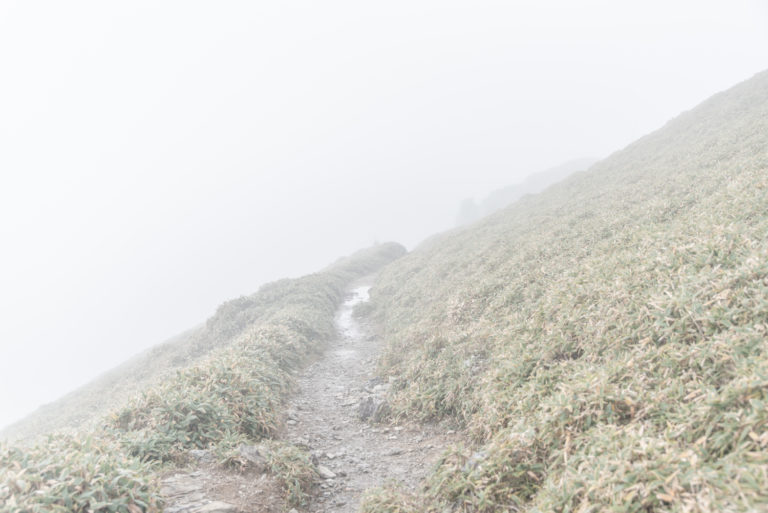 滝雲に飲み込まれる