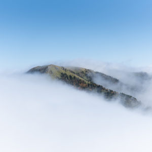 雲から顔を出した剣山山頂＜L＞