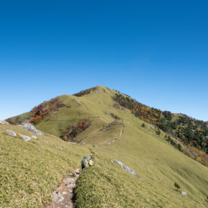 ジロウギュウ峠の絶景を楽しむ登山者＜L＞