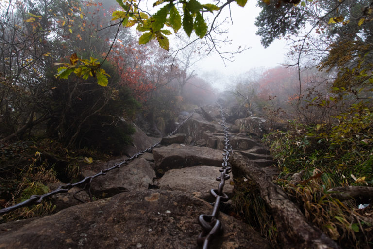 石鎚山の鎖場で見上げる