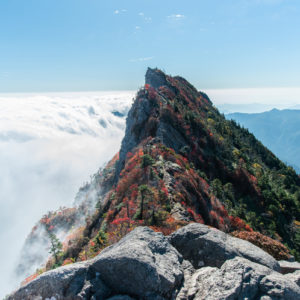 聳え立つ天狗岳＜L＞