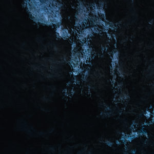 鍾乳石に淡く当たる光<L>