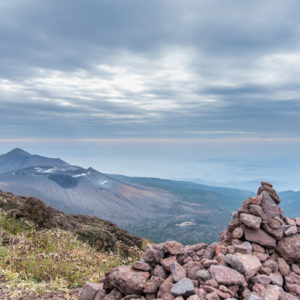 ケルンと新燃岳・高千穂峰＜L＞