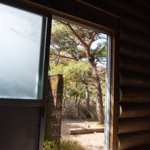 避難小屋の中で休憩＜L＞