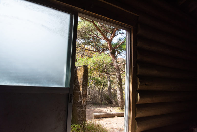避難小屋の中で休憩