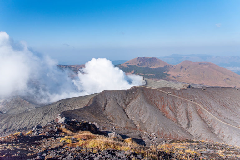 火口東展望所と噴煙