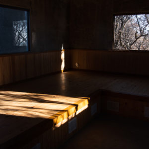 避難小屋に差し込む光＜L＞