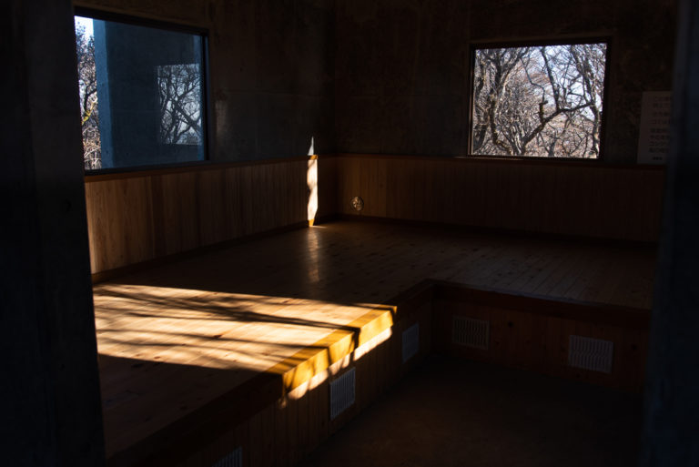 避難小屋に差し込む光