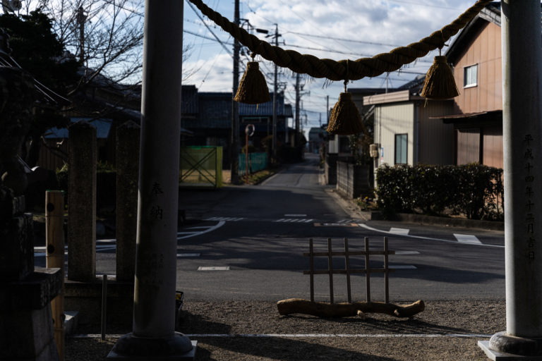 陽に当たる鳥居と注連縄 / Torii gate and Shimenawa in the sun