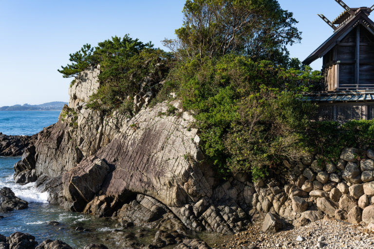 大御神社の亀岩（親亀）