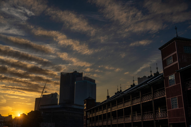 赤レンガ倉庫と夕暮れ