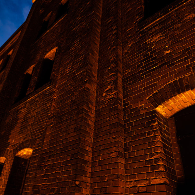 ライトアップされたレンガの壁