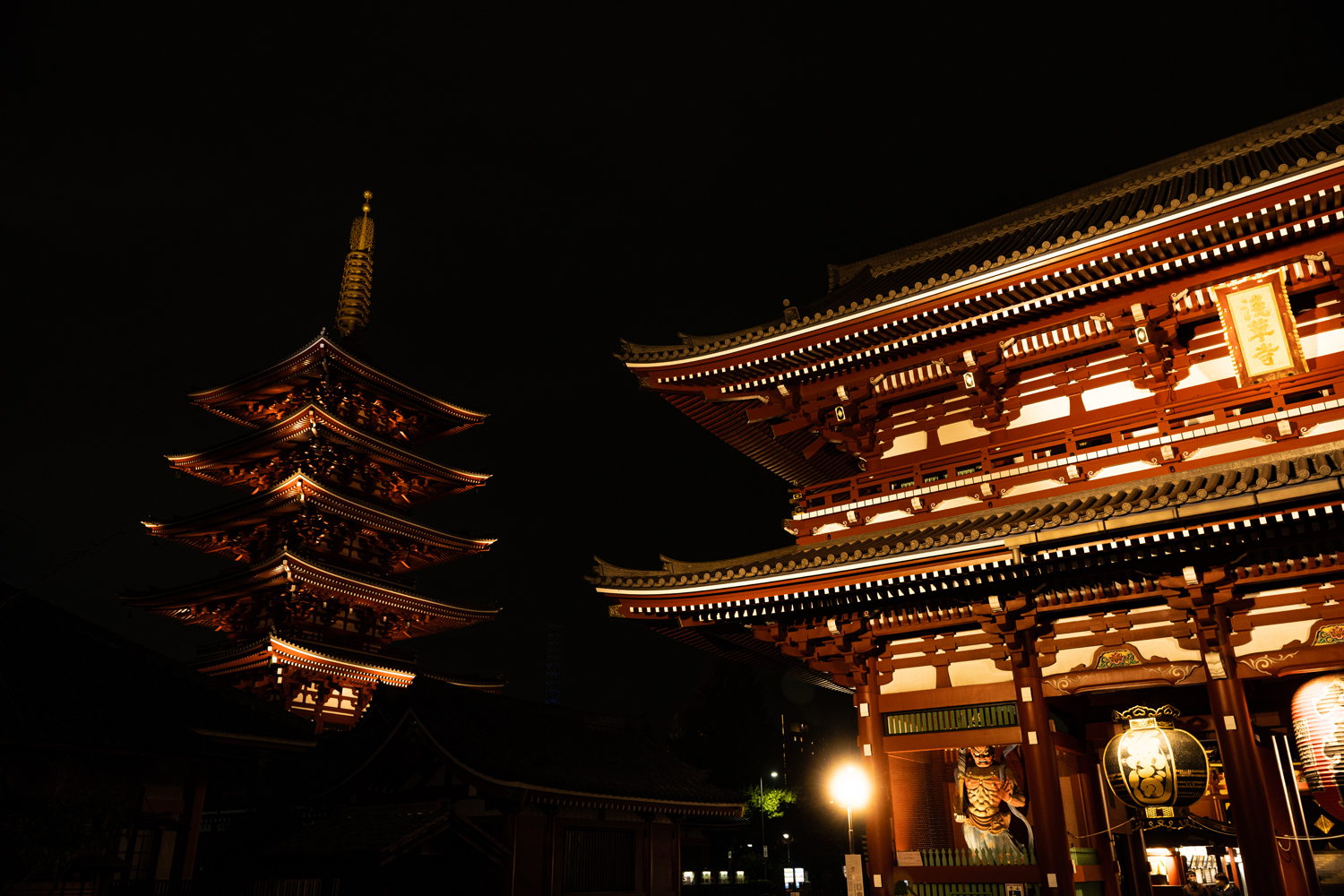 雨上がりの浅草寺夜景