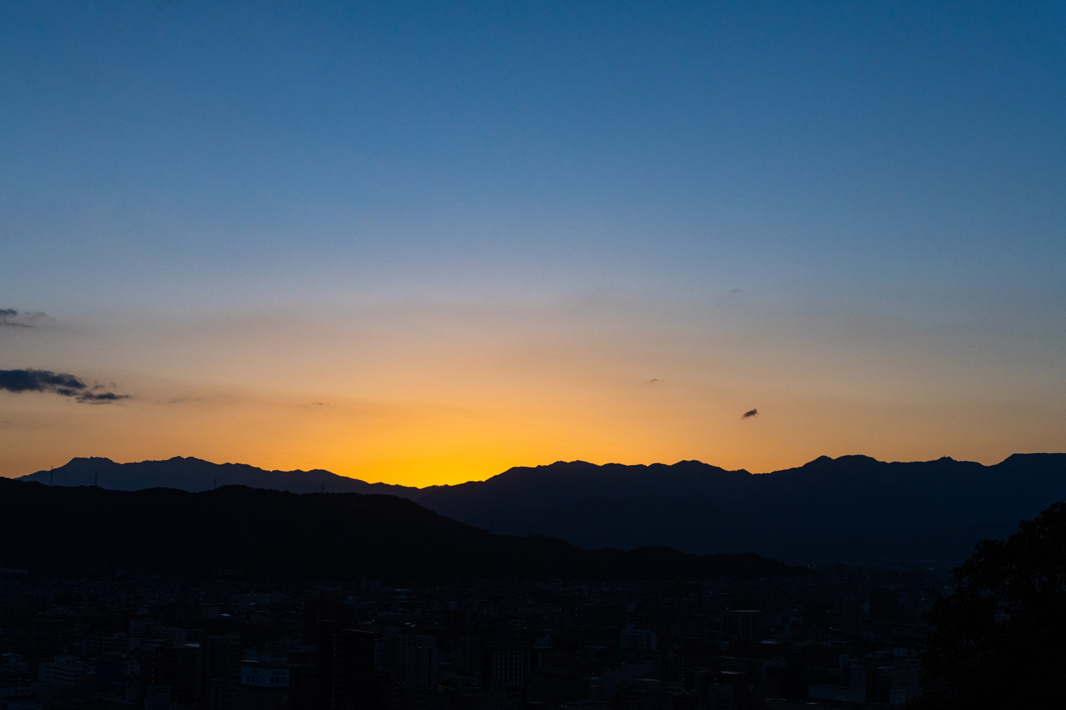 日の出間近の愛媛の山々