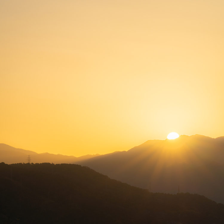 淡いオレンジの朝日 / Pale orange morning sun