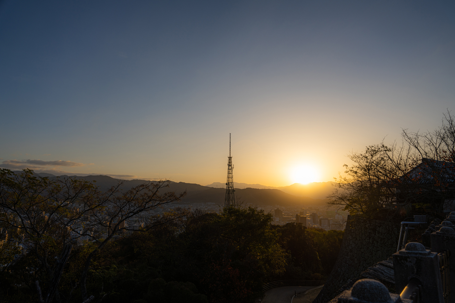 城山公園本丸広場で迎える朝日 / The sunrise at Shiroyama Park’s Honmaru Square