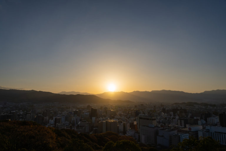 松山を照らす朝日 / The morning sun illuminates Matsuyama