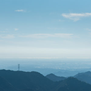 鉄塔と霞む街並み / Steel tower and hazy cityscape＜L＞