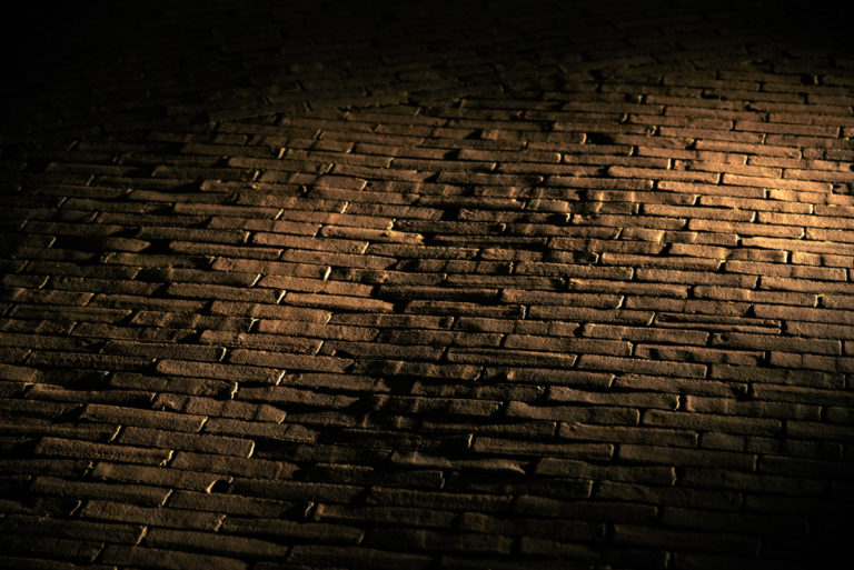 夜のレンガの歩道 / Brick sidewalk at night