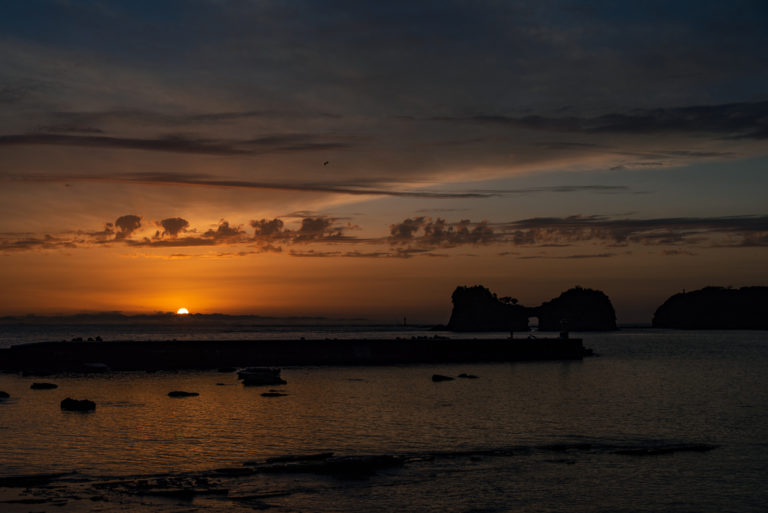 沈みゆく太陽と円月島 / The Setting Sun and Engetsu Island
