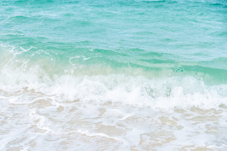 南紀白浜のエメラルドグリーンの海と白波 / Emerald green sea and white waves in Nanki-Shirahama