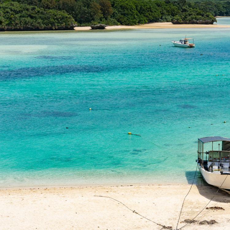 川平湾とボート / Kabira Bay and Boats