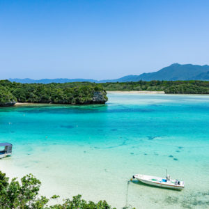 美しい海を堪能できる川平湾 / boats on the beach＜L＞