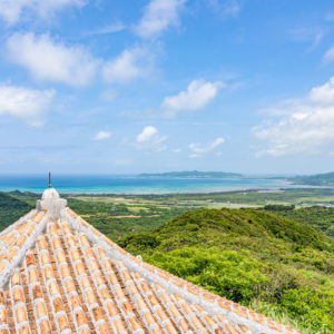 エメラルドの海を見る展望台の屋根と石垣島の風景 / Scenery of Ishigaki Island＜L＞