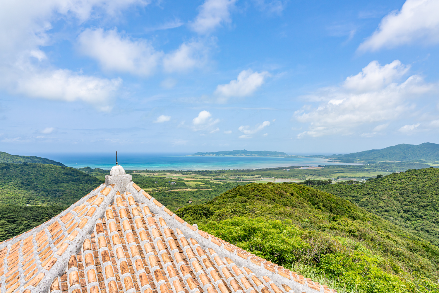 エメラルドの海を見る展望台の屋根と石垣島の風景 / Scenery of Ishigaki Island