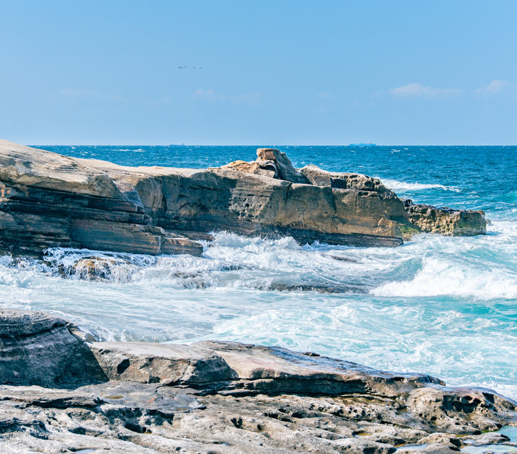 千畳敷と打ち付ける白波 / A huge layer of bedrocks and crashing whitecaps
