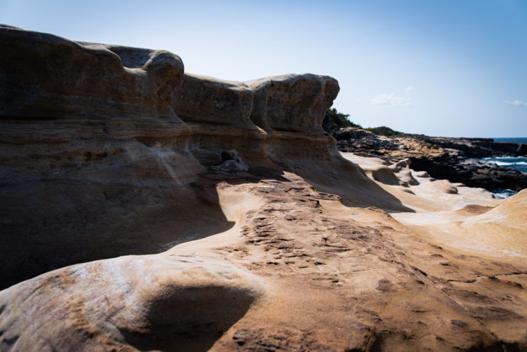 崖のように突き出す千畳敷の岩 / A thousand rocks jutting out like cliffs