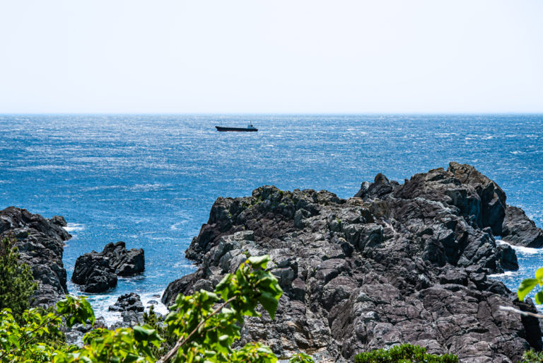 岩場から見た海とタンカー / The sea and a tanker seen from the rocks
