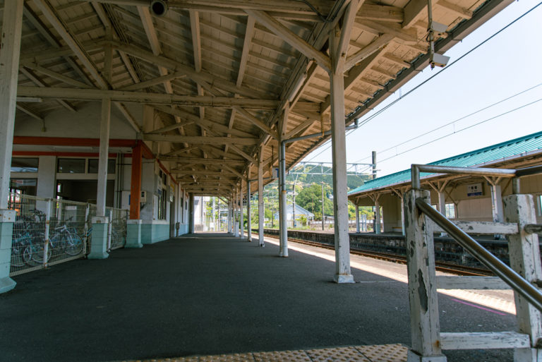 和歌山の駅のホーム / Old station platform
