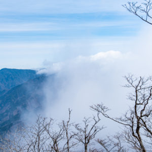 遠くの雲と足元から湧き上がる雲 / Clouds in the distance and rising from underfoot＜L＞